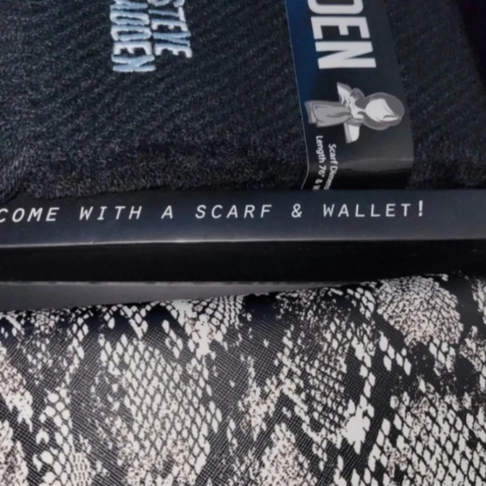 Steve Madden Wristlet & Scarf Boxed Gift Set (NEW)